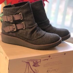 Blowfish women’s flannel boots